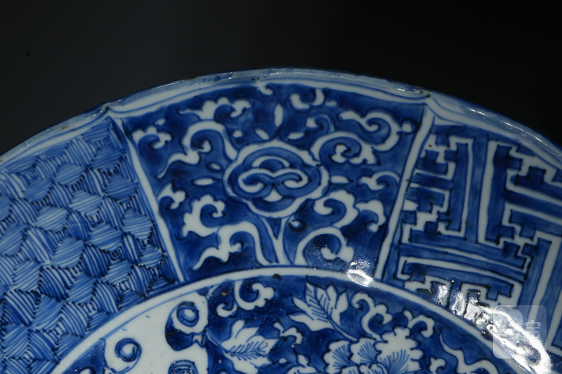 清康熙 青花留白花卉纹大盘 - 图2